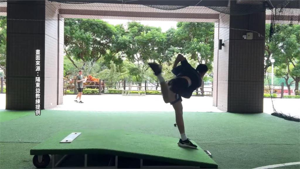 陽念希簽約巨人隊本月底赴美 花蓮市府贈「花蓮之光」錦旗期勉