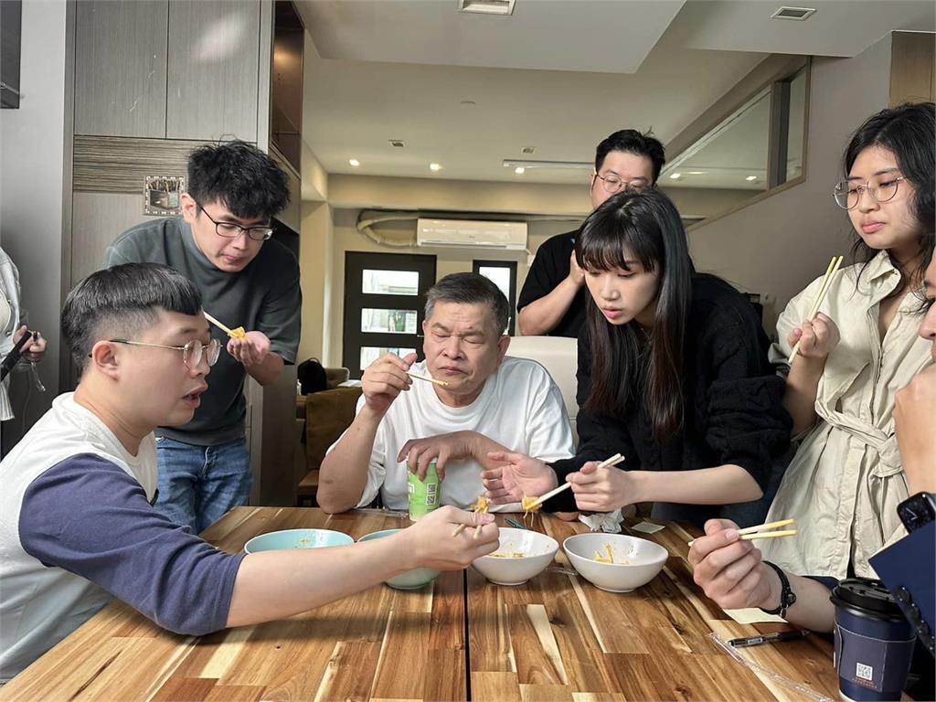 澎恰恰賣泡菜還債遭批「割韭菜」!他喊「不用同情我」:站著把錢掙了