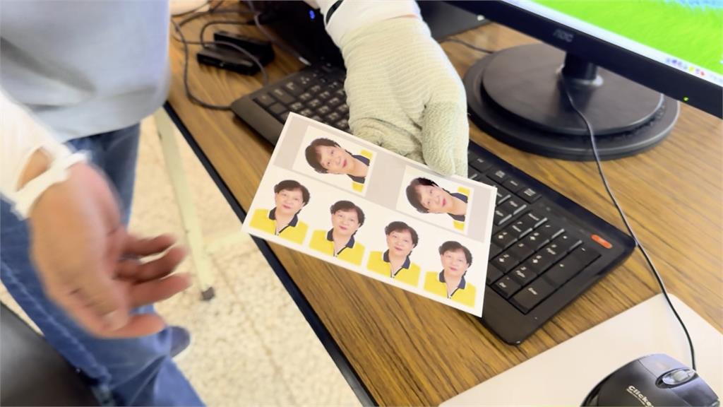 證件全遭洪水沖走!「證件照超人」幫災民拍美照