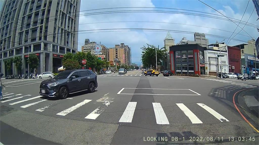 休旅車行經斑馬線未禮讓甚至按喇叭 行人三個字回敬讓網讚:真性情