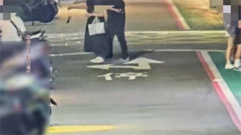 噁!年輕人東區深夜鬧事 當街抓老鼠尾巴玩起「無敵風火輪」