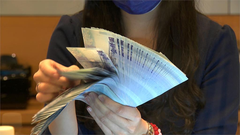 一早刷存摺驚見「3津貼」入帳！2025結束前還有「10筆補助」接力發放