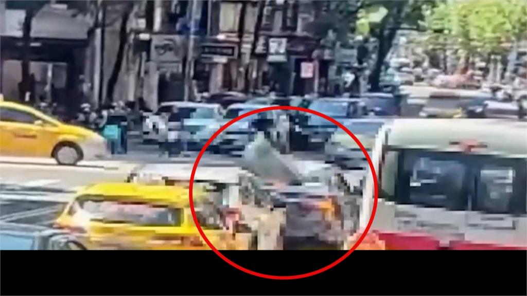 北市林森北大樓「水泥雨庇」掉落! 轎車慘遭砸中車內母子受傷送醫