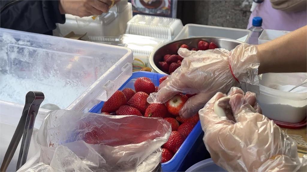 好佛心！　高雄「整顆草莓」麻糬僅10元　排隊等3小時也甘願