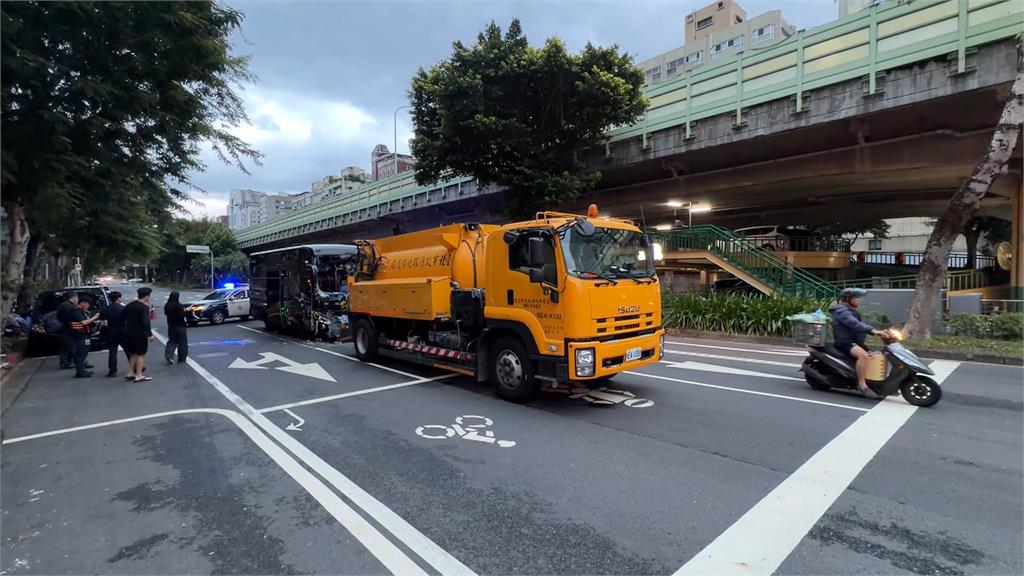 遊覽車追撞灑水車釀4傷 警不排除精神不濟釀禍