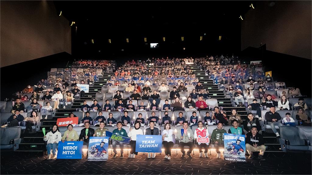 快新聞／「5刷」 仍紅了眼眶　蘇巧慧包場邀百名師生看《冠軍之路》