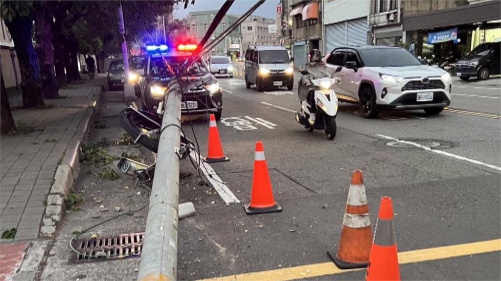 等接孫放學!七旬阿公開車突暴衝撞斷電桿 目擊家長嚇壞