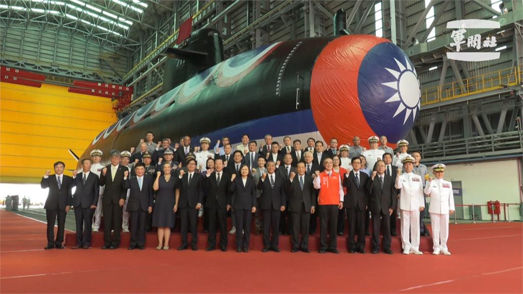 首艘潛艦國造「海鯤號」亮相！今命名下水　蔡總統文親擲瓶：2025年具3艘完整作戰能力潛艦