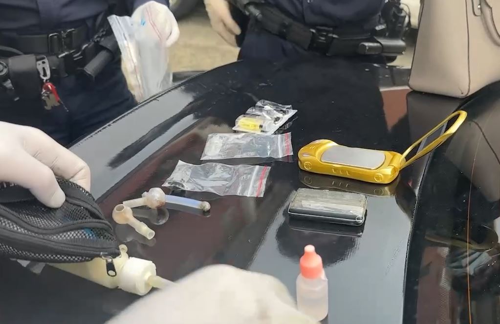 基隆轎車失控翻覆4人送醫 毒駕闖禍?警搜出喪屍煙彈