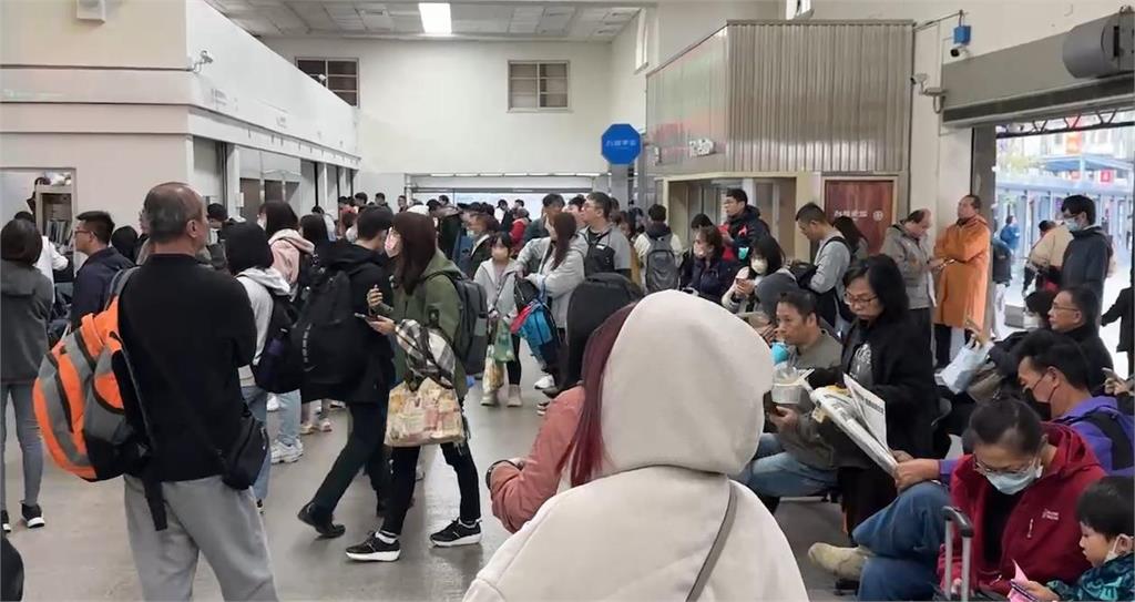 疑電線異常!台鐵湖口站全站停電 南北雙向列車受影響