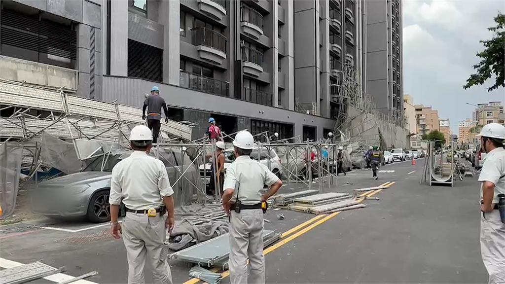 強風惹的禍　建案鷹架遭吹垮壓壞下方６車
