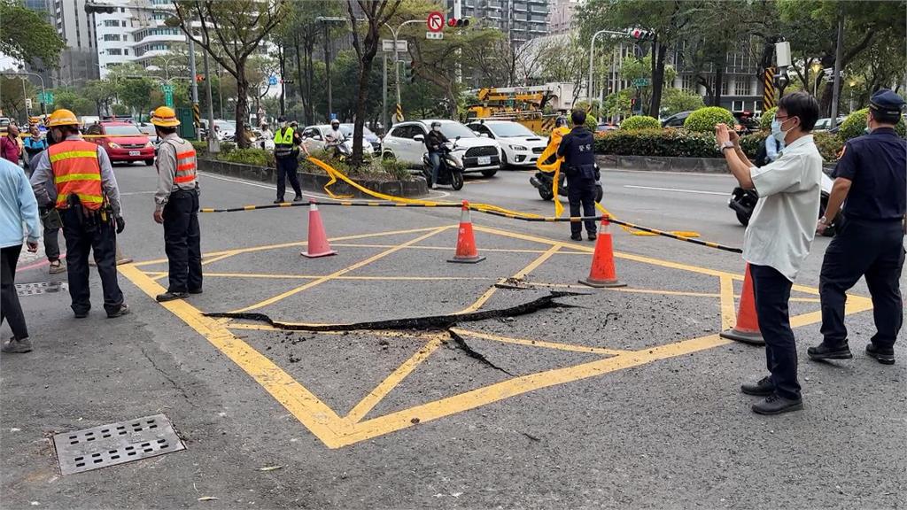 自來水爆管柏油路碎裂　大寮路面出現大坑洞