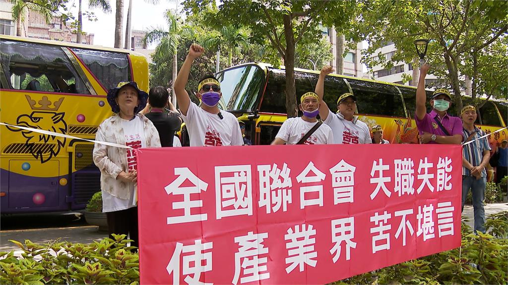 不滿安裝GPS與打卡機　遊覽車駕駛工會抗議交通部