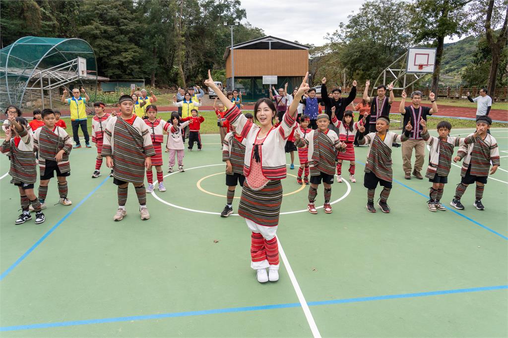 啦啦隊(圖多)／球芽攜手安芝儇走進偏鄉以「舞」會友！網大讚：人美心善仙女下凡