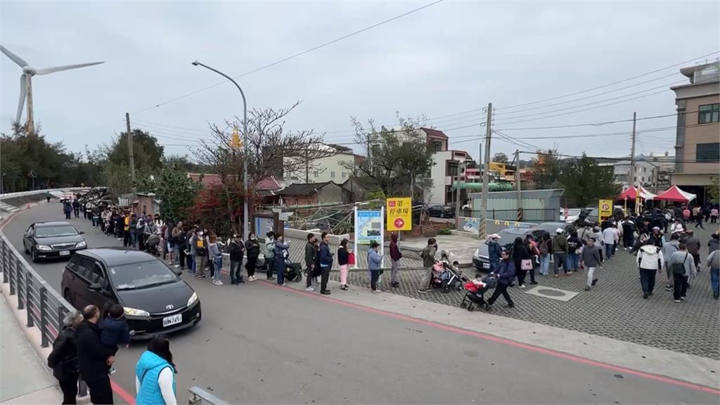 超可愛！白沙屯奶嘴限量發送　阿公阿嬤疼孫都來排隊領取