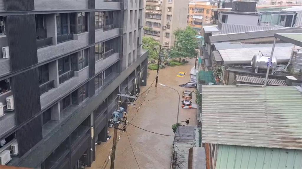 快新聞／雨彈炸雙北！內湖淹大水「名嘴也受災」怒嗆蔣市府：水溝有在清嗎？