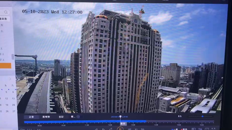 快新聞/突應聲斷裂!建商吊臂墜落「驚悚畫面曝」 高樓落下砸捷運