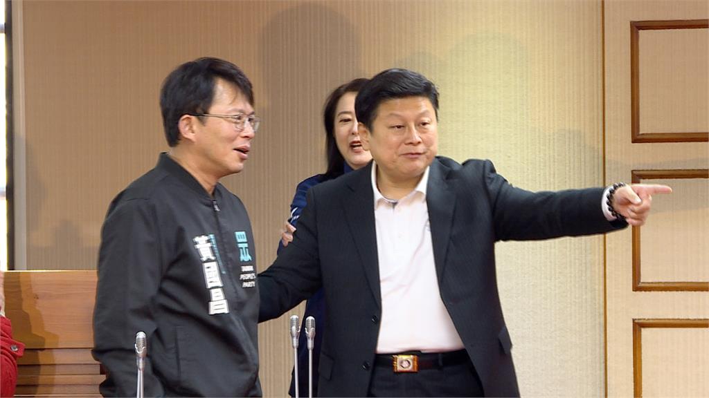 藍黨團幹部交接「他」也來了 鍾佳濱酸:小心被雞頭對上