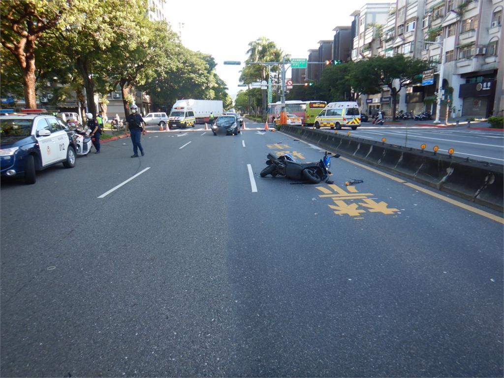 快新聞／北市機車騎士左轉遭撞噴飛！　驚悚畫面曝