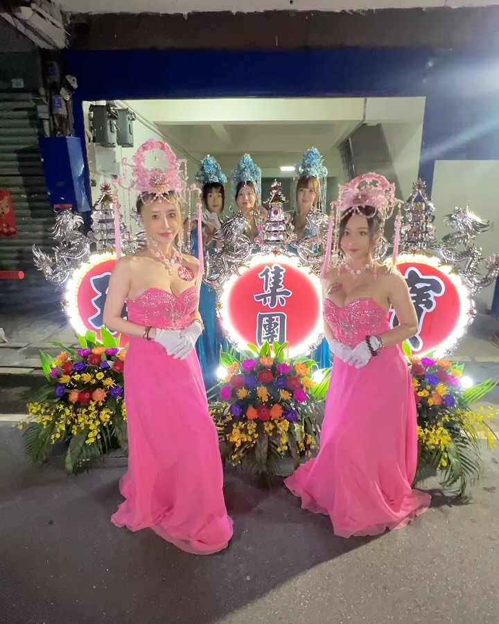 「超兇教主」雪碧化身一日禮生!粉紅亮片禮服辣翻街頭…網讚:香火特別旺