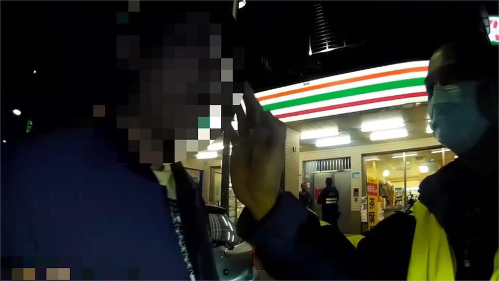 拉K忘擦嘴!男「滿臉白粉」 警察覺有異立刻逮人