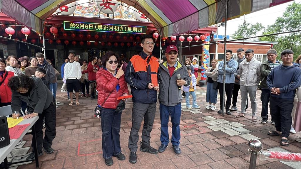 台東聖安宮「擲筊大賽」總決賽! 新竹大學生連擲12聖杯奪冠