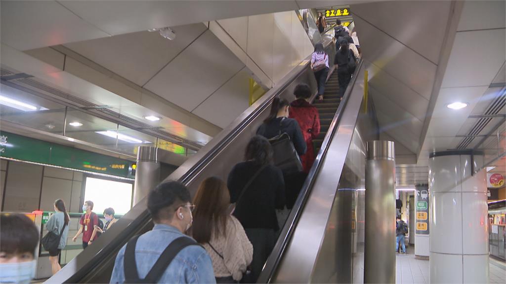 快新聞/北捷車廂內2男2女發生口角糾紛 衝突畫面曝光