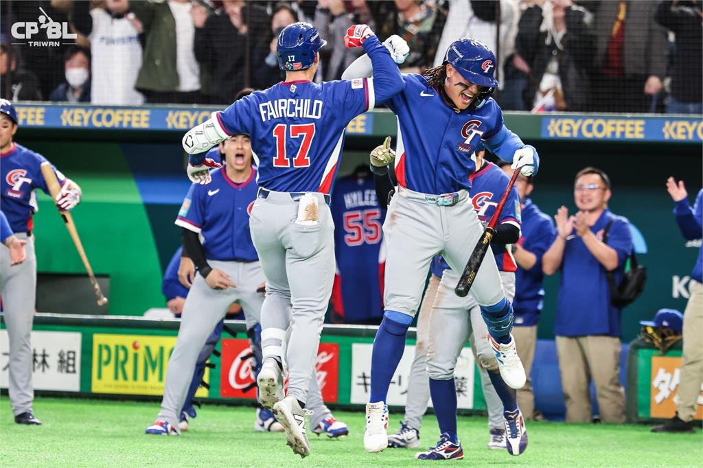 經典賽(影)／台灣隊不用哭了！棒協理事長辜仲諒肯定球員表現「加發獎金一千萬」