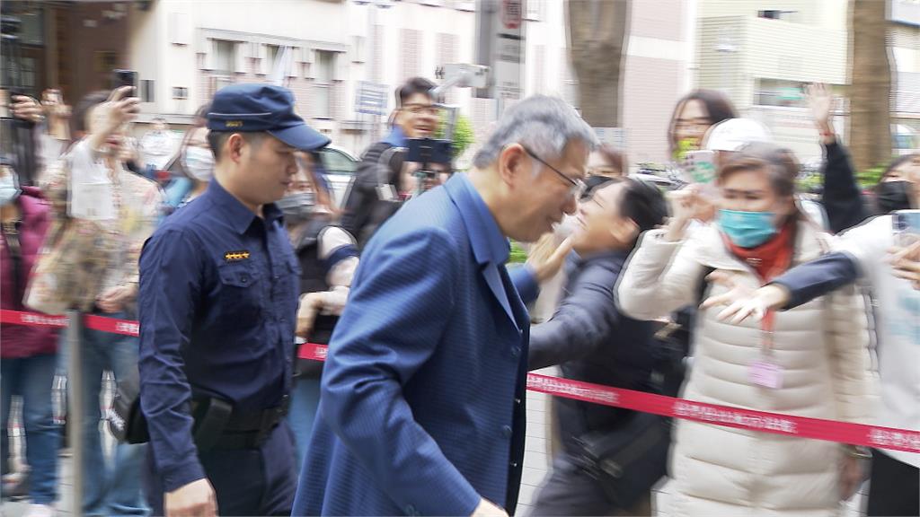 京華城案審理倒數！　支持者衝上去抱柯、瘋狂捏臉