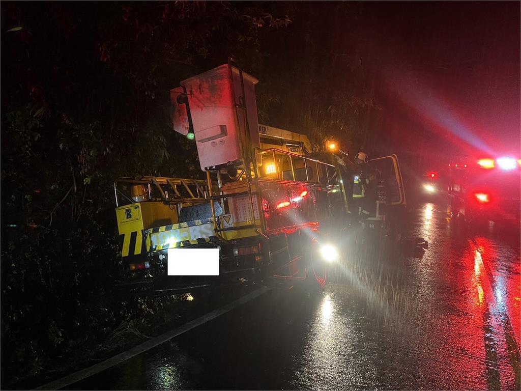 快新聞／台電工程車疑手煞車未拉失控撞山壁　外線配電員遭夾不治身亡