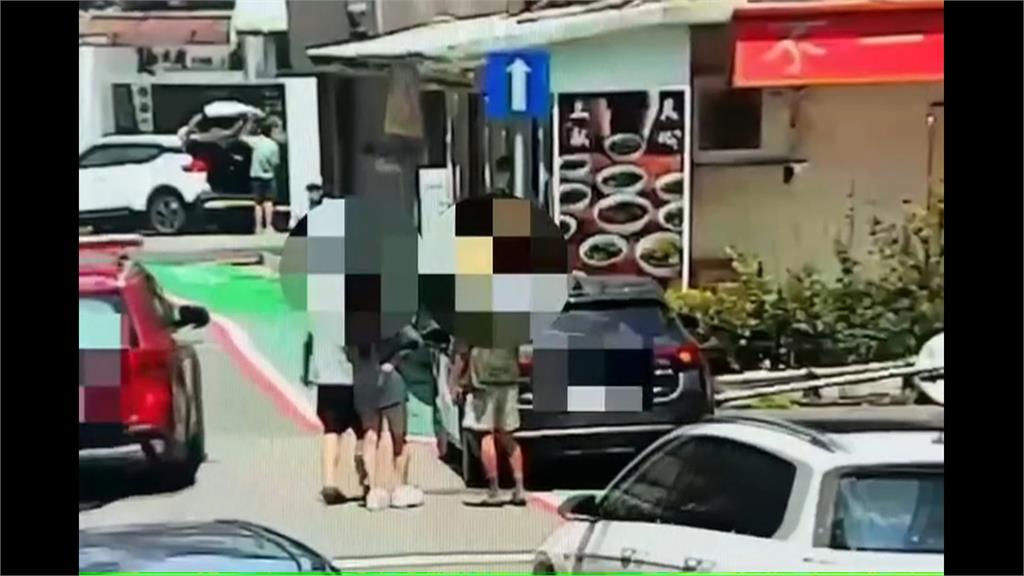 氣氣氣氣氣!違停車擋住人行道 男子竟跳上引擎蓋、踩破擋風玻璃