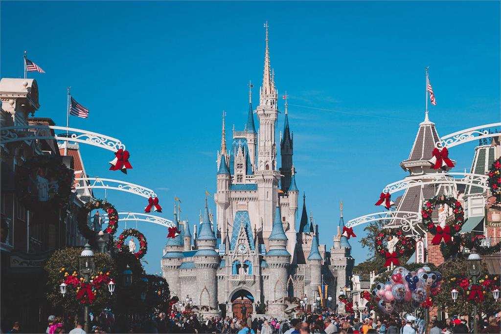 想去迪士尼嗨玩卻搞烏龍!老夫妻誤買「70年Disney+」最終結果曝
