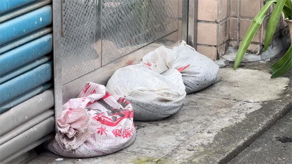 宜蘭羅東深夜突下暴雨 多處路段積水民眾清理家園