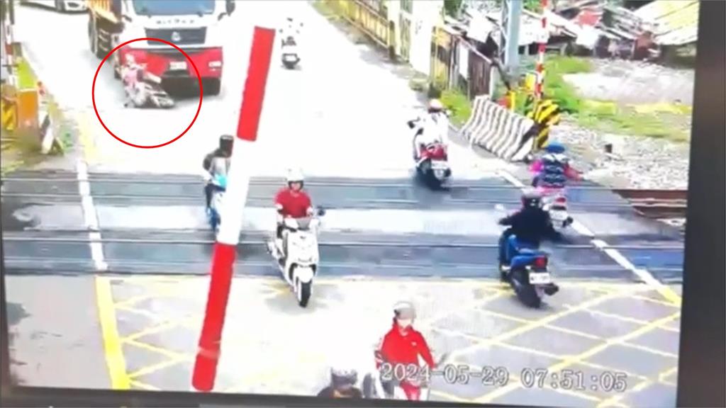 快新聞/生死一瞬間!彰化曳引車起步輾過「前方機車」 女騎士骨折送醫