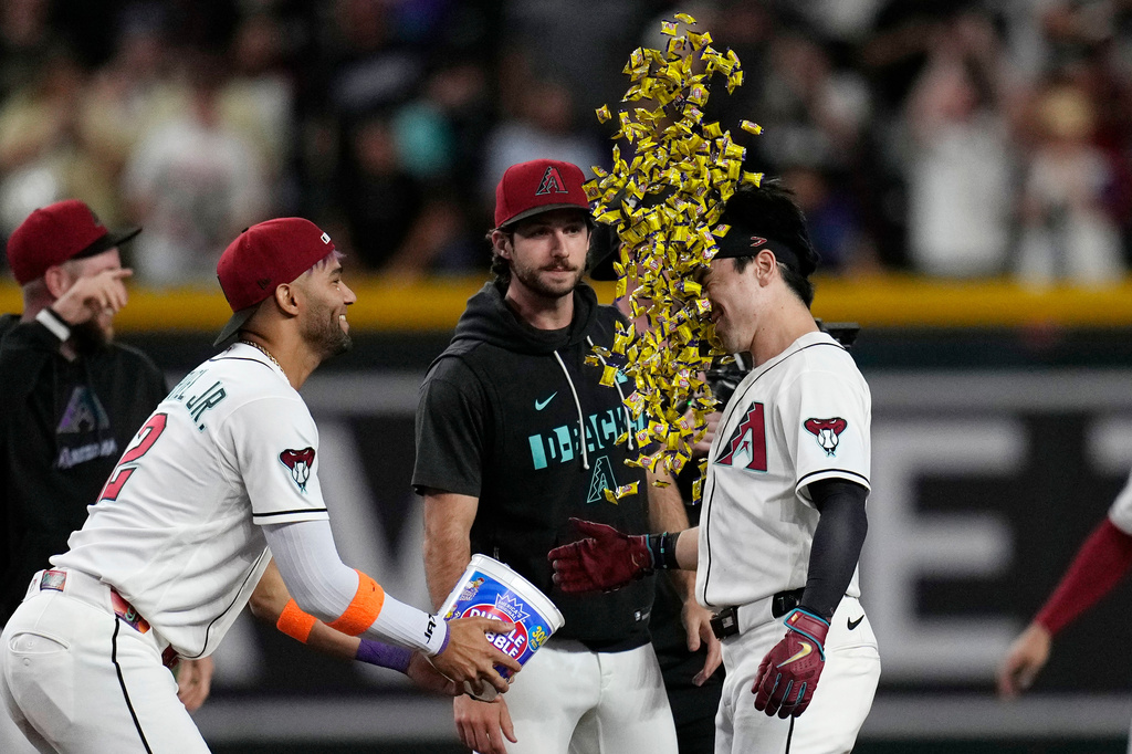 MLB(影)／台美混血強打立大功！「卡仔」掃再見安率響尾蛇咬退落磯笑納5連勝