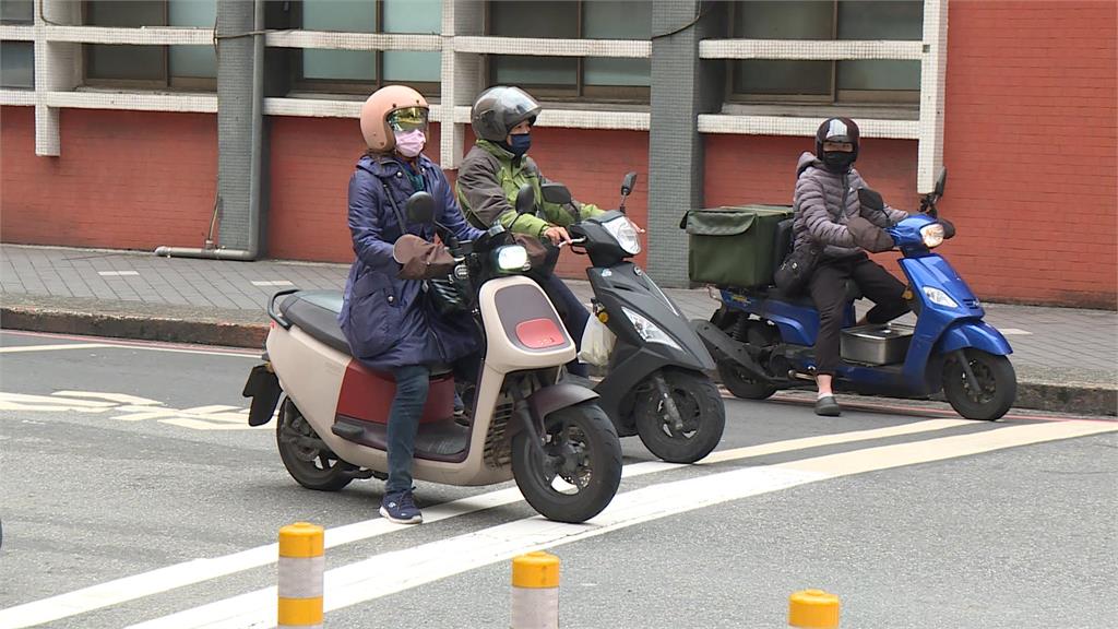 謝國樑送「4萬等級電動機車」 民眾:鮑魚換青菜 綠酸「免費」變補助