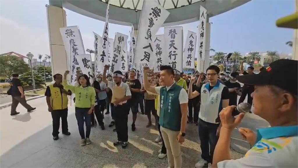 台南光電案角力 3個陳情團體齊聚議場外表達訴求