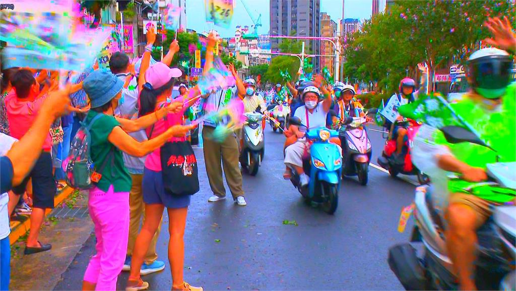 風雨生信心!民眾挺護國大遶境 青鳥重返青島東路