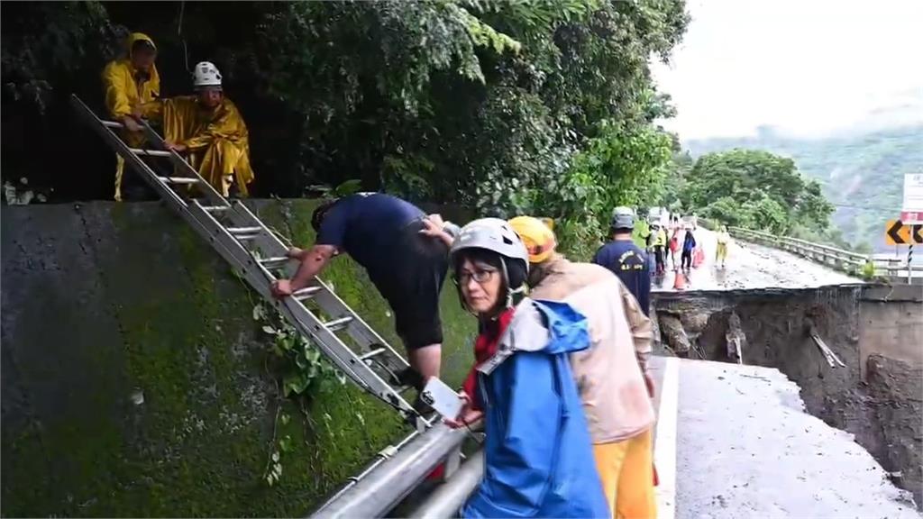 和時間賽跑！千人受困桃源山區出不來　交長下令8/1前搶單線通行