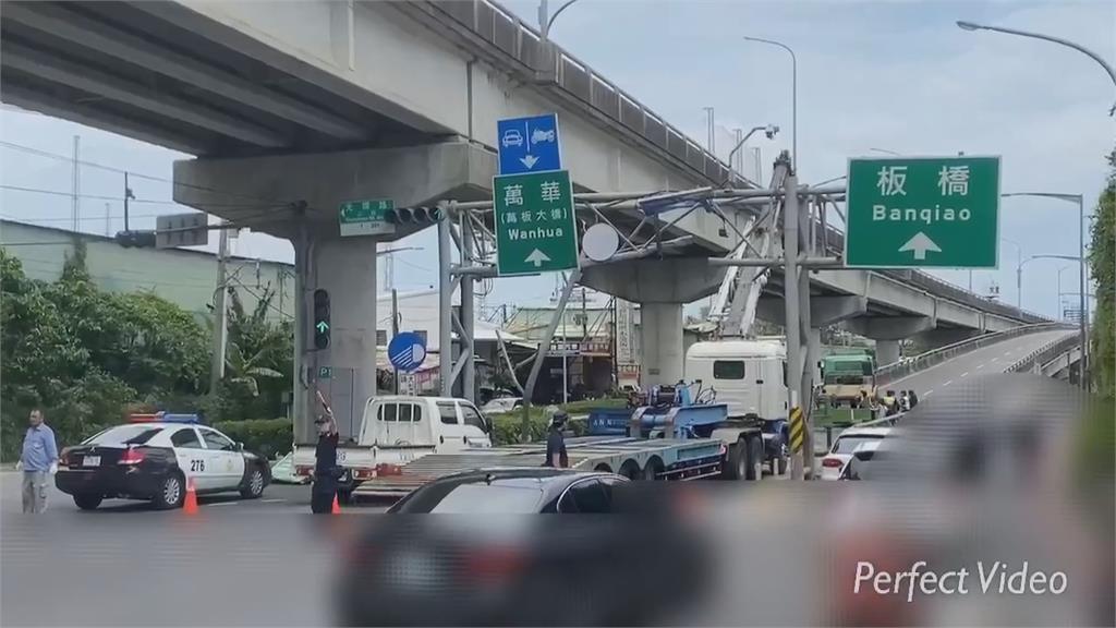 學長出事了!出事沒注意限高嗎? 載堆高機上新北環快撞壞限高架