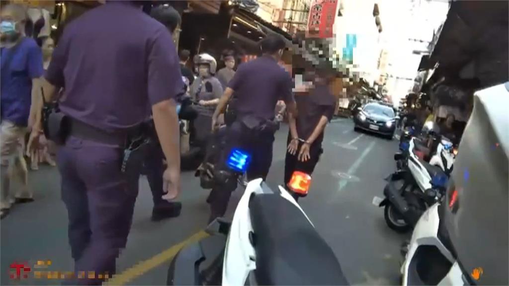 三和夜市員警執勤抓違停　意外逮捕「逛街」通緝犯