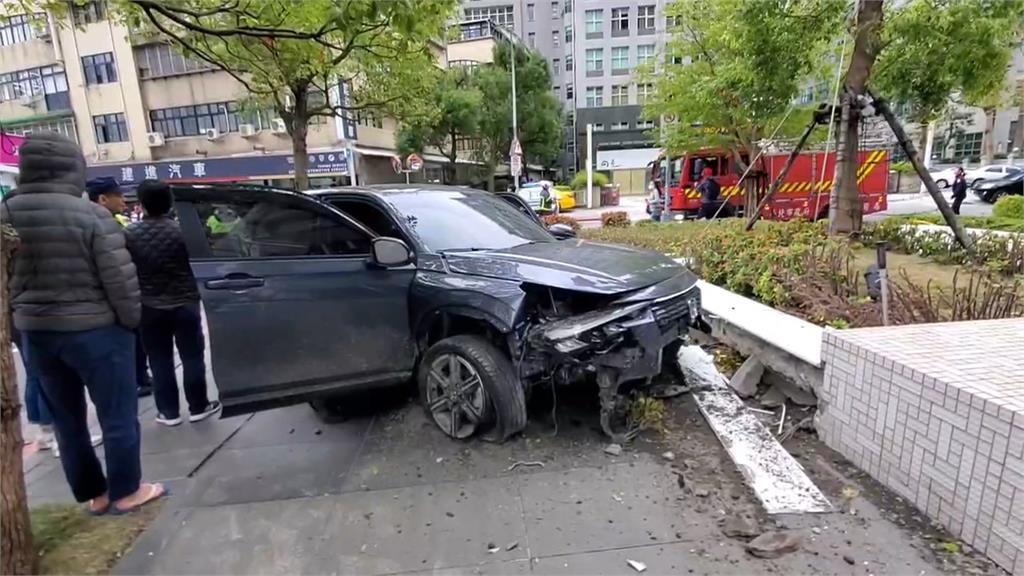 悚！休旅車突失控暴衝　沿路撞整排18輛機車四人傷