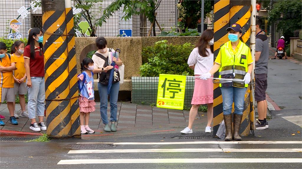 導護志工高齡化 7旬嬤站路口守護孩子安全