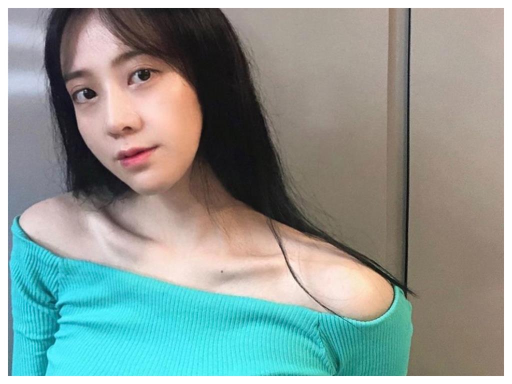 韓國女神「高難度拉伸」做瑜珈超軟Q　碎花細肩罕見正臉曝光！