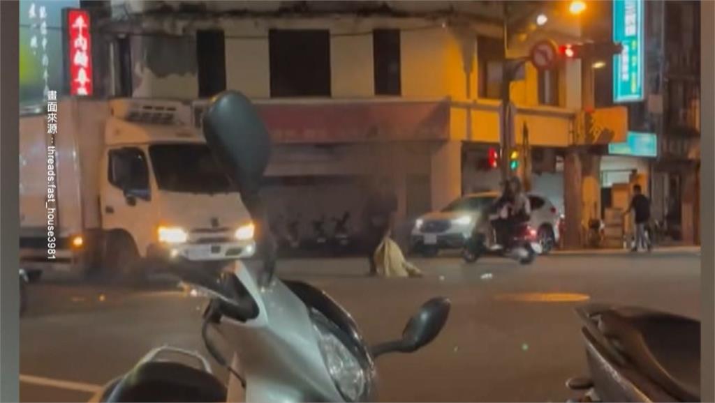 酒後失控? 台中怪男闖車陣揮外套.忘我亂舞