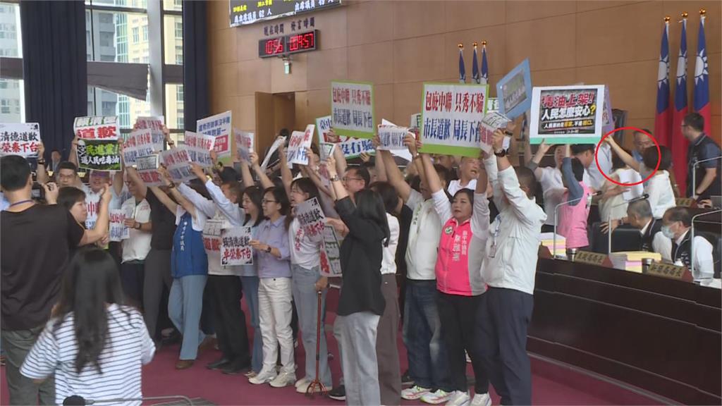 最新／台中市議會爆衝突！民進黨團轟盧秀燕道歉　藍綠火爆互槓畫面曝