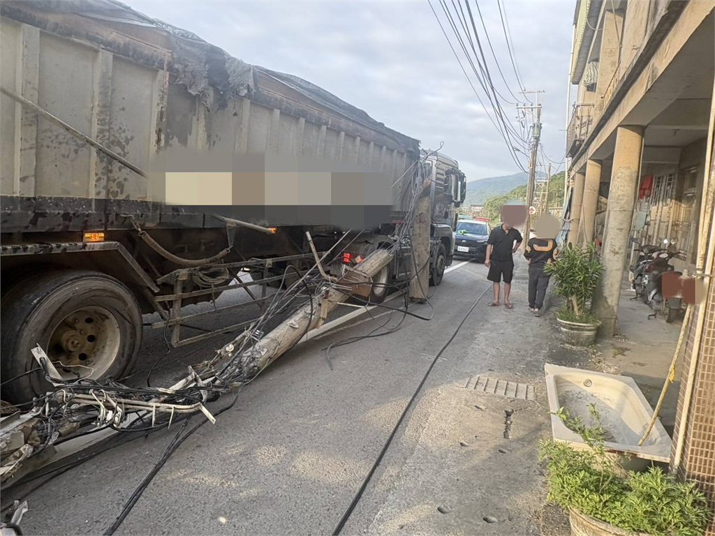 快新聞／疑閃避違規跨線車輛失控！宜蘭曳引車撞電桿「114戶停電」　台電搶修中