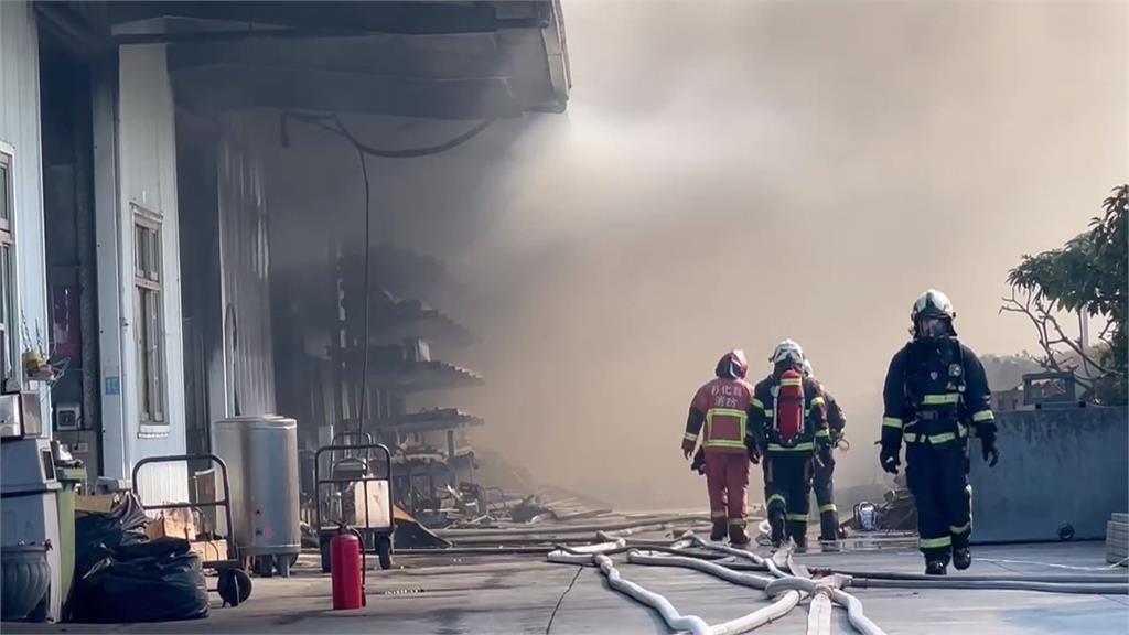 彰化帆布倉庫大火! 黑色濃煙沖天 飄出超重塑膠味