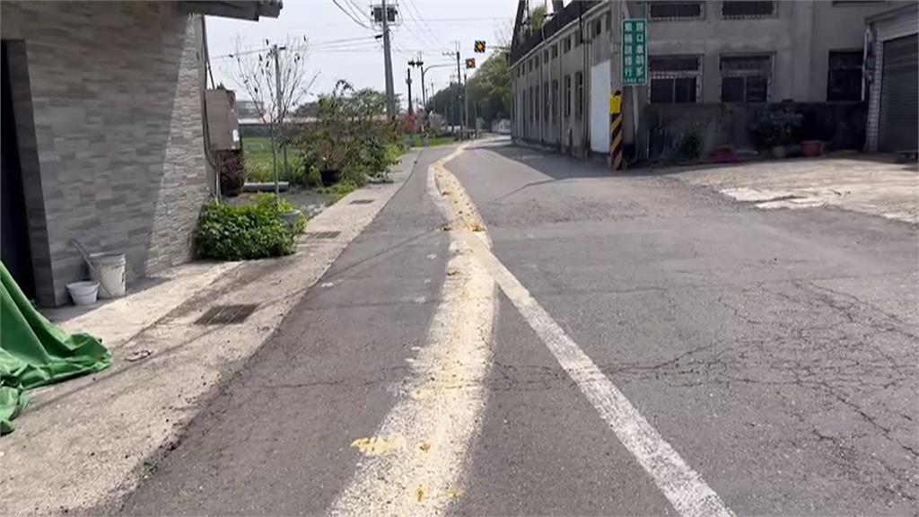 「運肥」裝載不妥一路漏 三公里道路被污染瀰漫惡臭