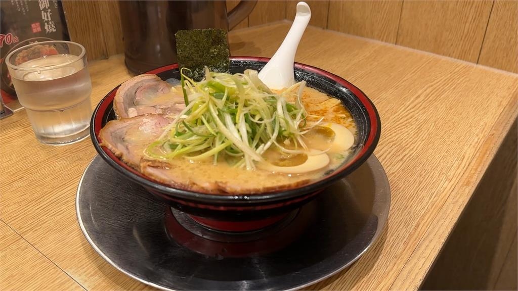 不敵通膨、原物料高漲 日本連鎖拉麵10個月漲2次